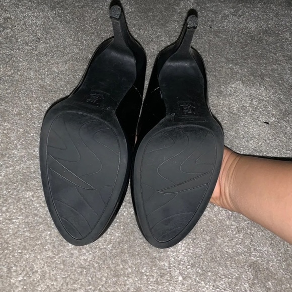 Black closed toe heels - Picture 3 of 3